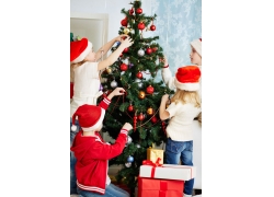 装饰圣诞树的儿童
