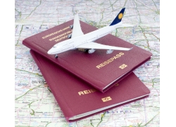 护照上的飞机模型