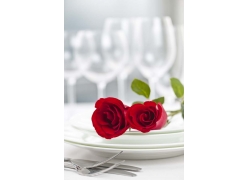 玫瑰花与盘子餐具
