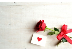 木板背景与玫瑰花卡片